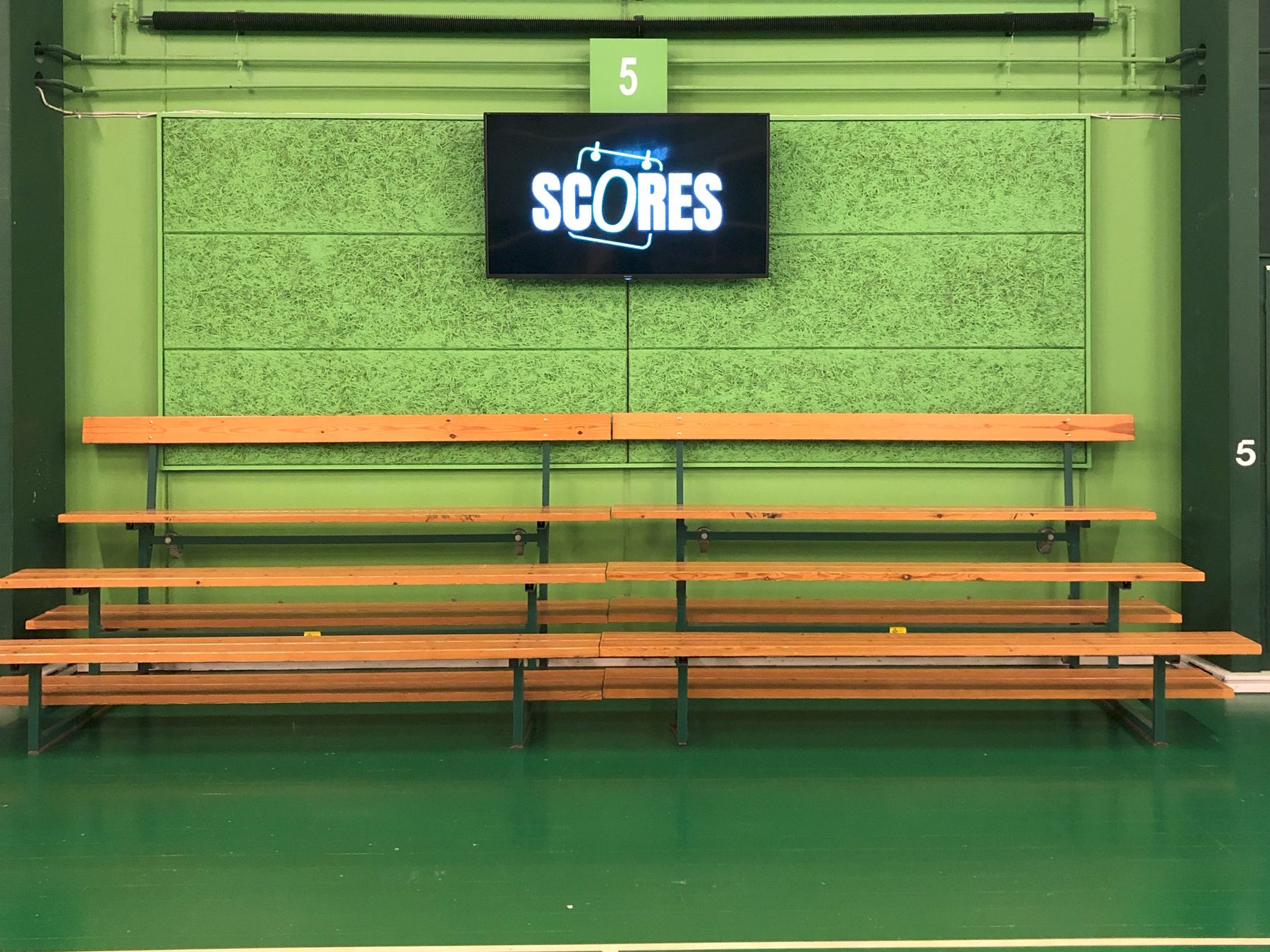 SCORES-skærm over tilskuerpladserne ved bane 5
