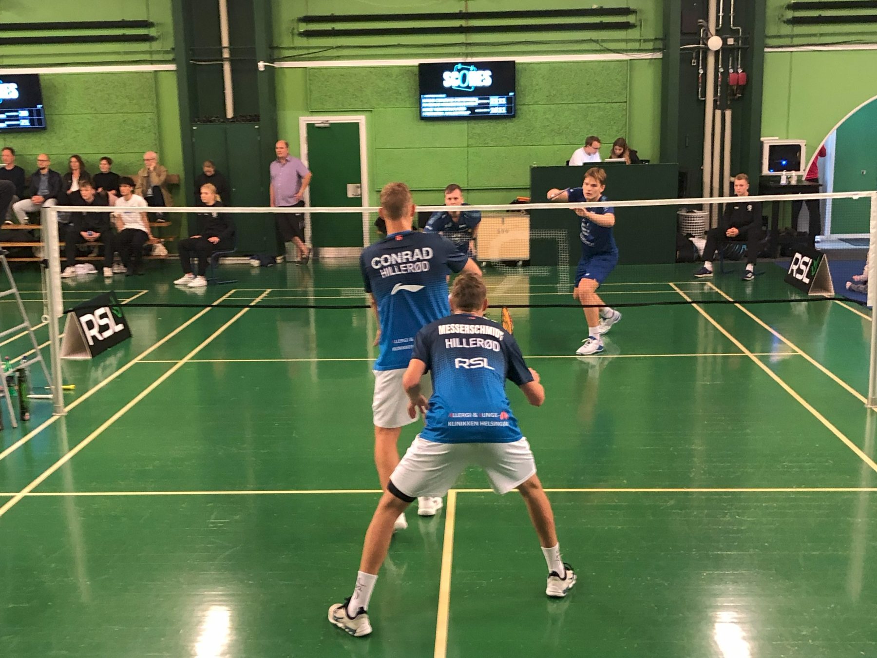 Doublekamp i Hillerød med SCORES-skærm på væggen