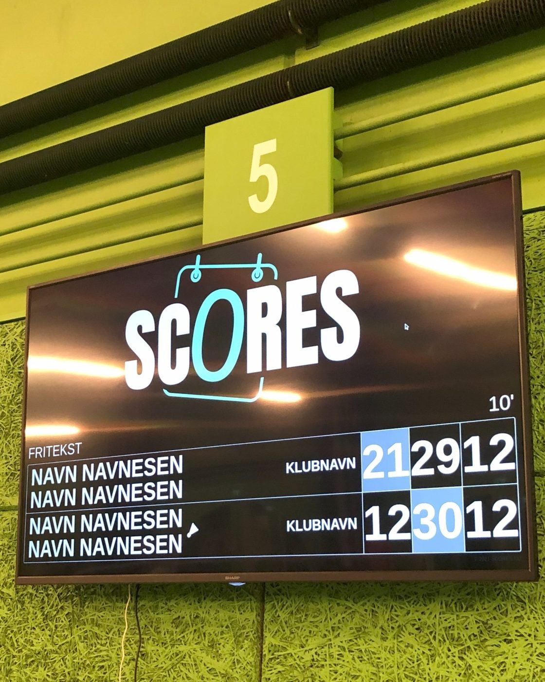SCORES resultattavle på væggen ved bane 5