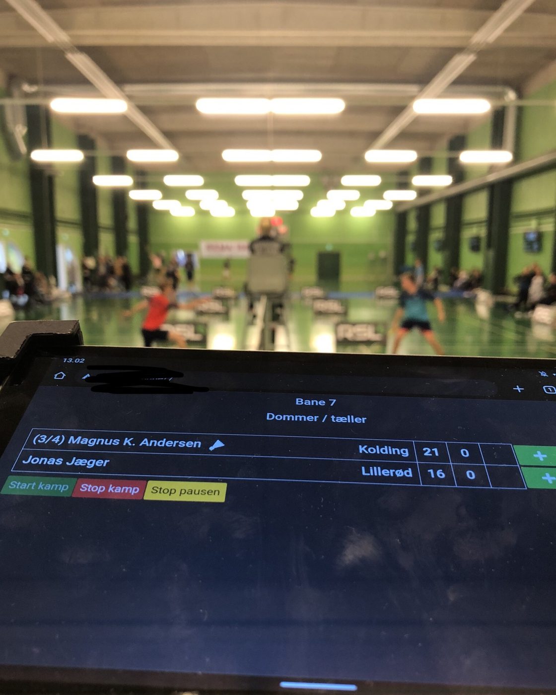 Tablet med SCORES tællerskærm ved banen